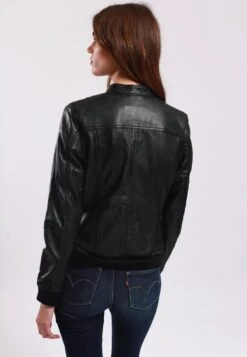 Lee Cooper Leather Jacket With Round Collar - 2 Zipped Side Pockets - - Veste En Cuir - Black -Magasins Sélectionnés De Mode Pour Femmes 246f34e7cb9347678c37631bfa919fd5