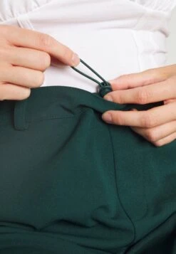 Anna Field Pantalon Classique - Dark Green -Magasins Sélectionnés De Mode Pour Femmes 2c6f39b092e74aaf8a7c3a95d7d8729f scaled