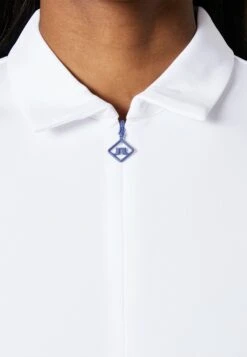 Evelina - Polo - Airy Blue -Magasins Sélectionnés De Mode Pour Femmes 37491a7a4606432aae51a08bbcaf2610 scaled