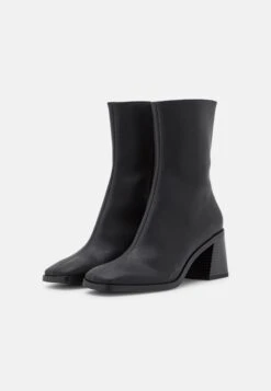 Monki Bottines - Black Dark -Magasins Sélectionnés De Mode Pour Femmes 3989a653bdd24719b2914d9406867d30 scaled