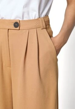 Petite Business Casual Wide Legs With Front Pleats - Pantalon Classique - Beige 11 Petite Business Casual Wide Legs With Front Pleats - Pantalon Classique - Beige -Magasins Sélectionnés De Mode Pour Femmes 47844fef422e479e8400f811faaf96ae scaled