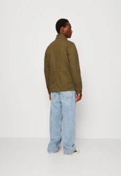 Only & Sons Onsdennis Field Jacket Unisex - Veste Légère - Olive Night 8 Only & Sons Onsdennis Field Jacket Unisex - Veste Légère - Olive Night -Magasins Sélectionnés De Mode Pour Femmes 64b5df98911d406392d0984ce954a432 scaled