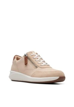 Clarks Baskets Basses - Off White -Magasins Sélectionnés De Mode Pour Femmes 773bfbab5fce4a508428662f3a2594d1 scaled