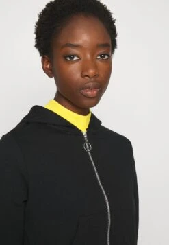 Even&Odd Sweat Zippé - Black 9 Even&Odd Sweat Zippé - Black -Magasins Sélectionnés De Mode Pour Femmes 7bbda7e26c574ebdab9650a38dd1604e scaled