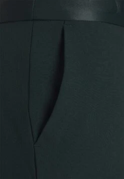 IVY OAK Pippa - Pantalon Classique - Bottle Green -Magasins Sélectionnés De Mode Pour Femmes 890fd49e49ae429e83bcd8fe448d55bc scaled