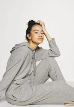 CALVIN KLEIN UNDERWEAR Ease Hoodie - Haut De Pyjama - Grey Heather -Magasins Sélectionnés De Mode Pour Femmes 985ded978d3642a1a06b6aa5f4bbf751 scaled