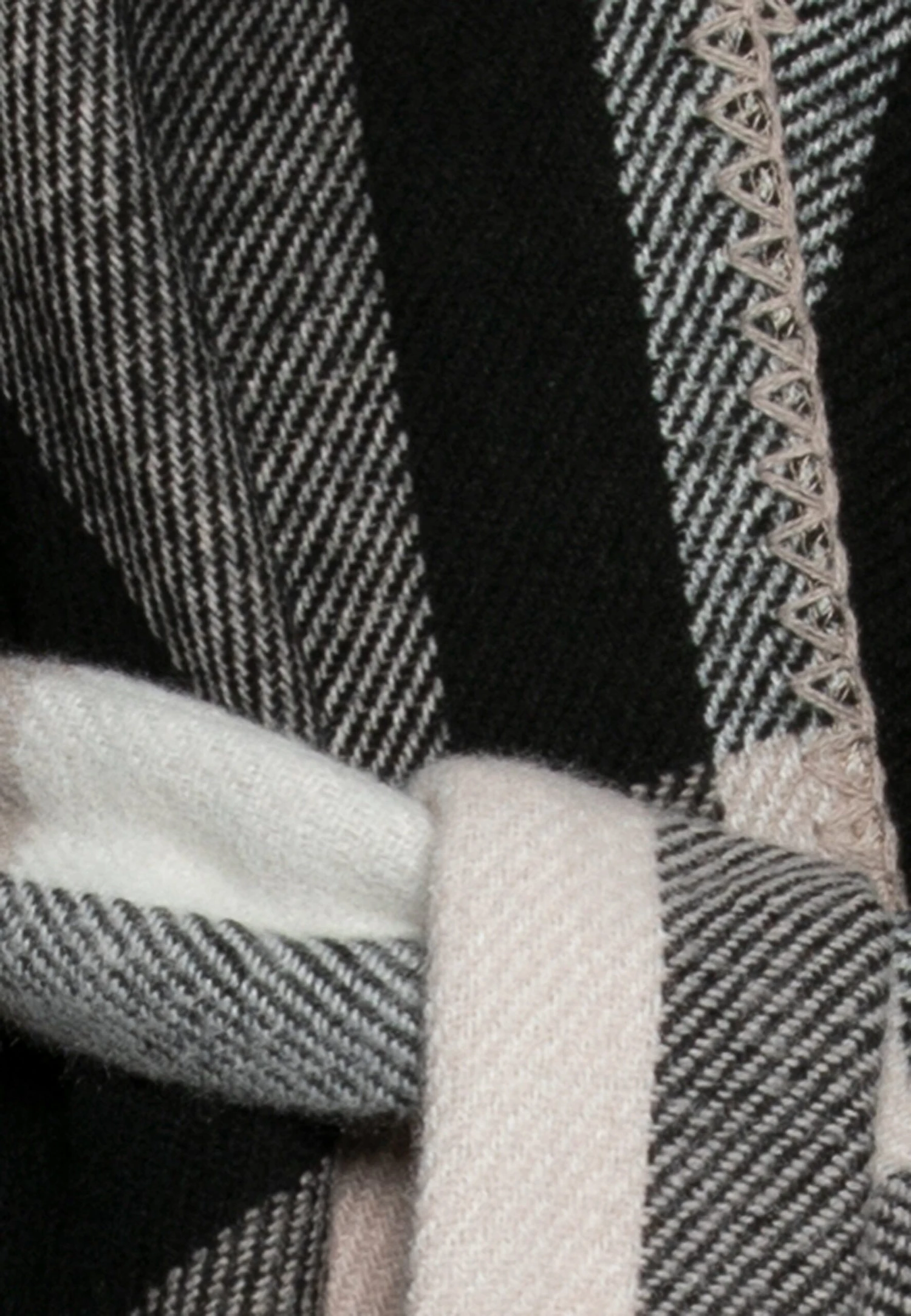 Anna Field Cape - Black/White 3 Anna Field Cape - Black/White – Image 3