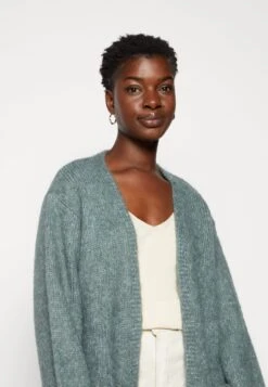 Kaffe Alioma Cardigan - Gilet - Balsam Green Melange -Magasins Sélectionnés De Mode Pour Femmes bb4fb48dabea45ad927a61060a47f597 scaled