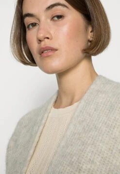 American Vintage East - Gilet - Powder Snow Melange -Magasins Sélectionnés De Mode Pour Femmes bfd54c6425e8487e95c161a5b3befa57 scaled