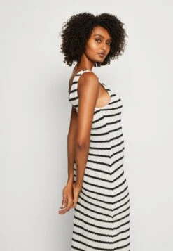 Anna Field Robe Pull - Black/White -Magasins Sélectionnés De Mode Pour Femmes e30a17d9811947b898f0f2fb46ac49f7 scaled